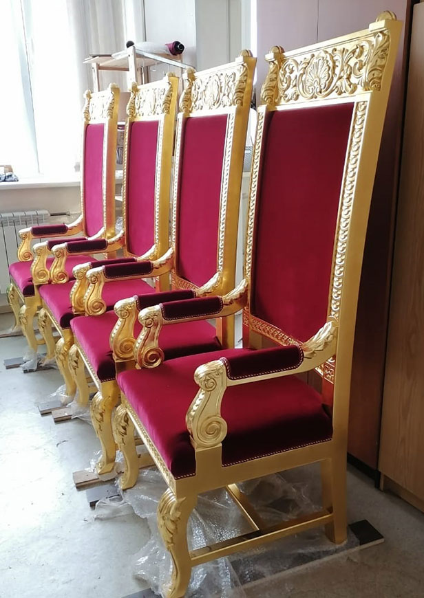 Кресла перетянутые и позолоченные сусальным золотом