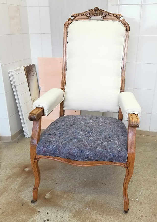 Старинное кресло во время реставрации