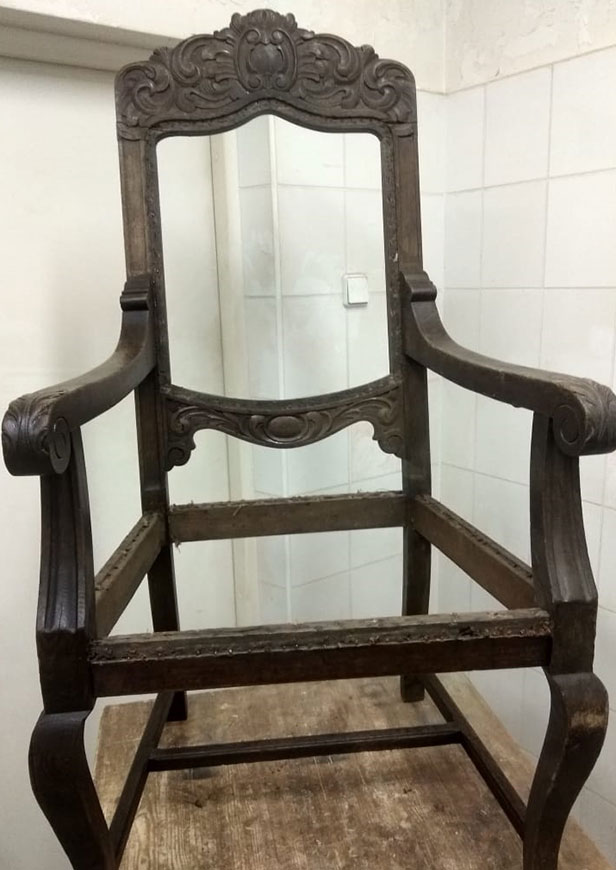 Антикварные кресла во время реставрации