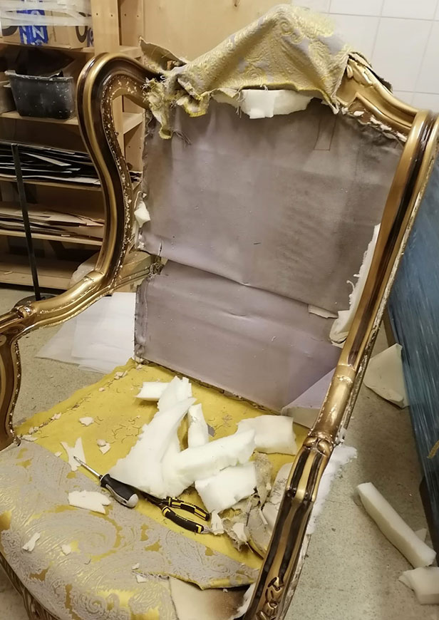 Реставрация, перетяжка  и золочение антикварного кресла